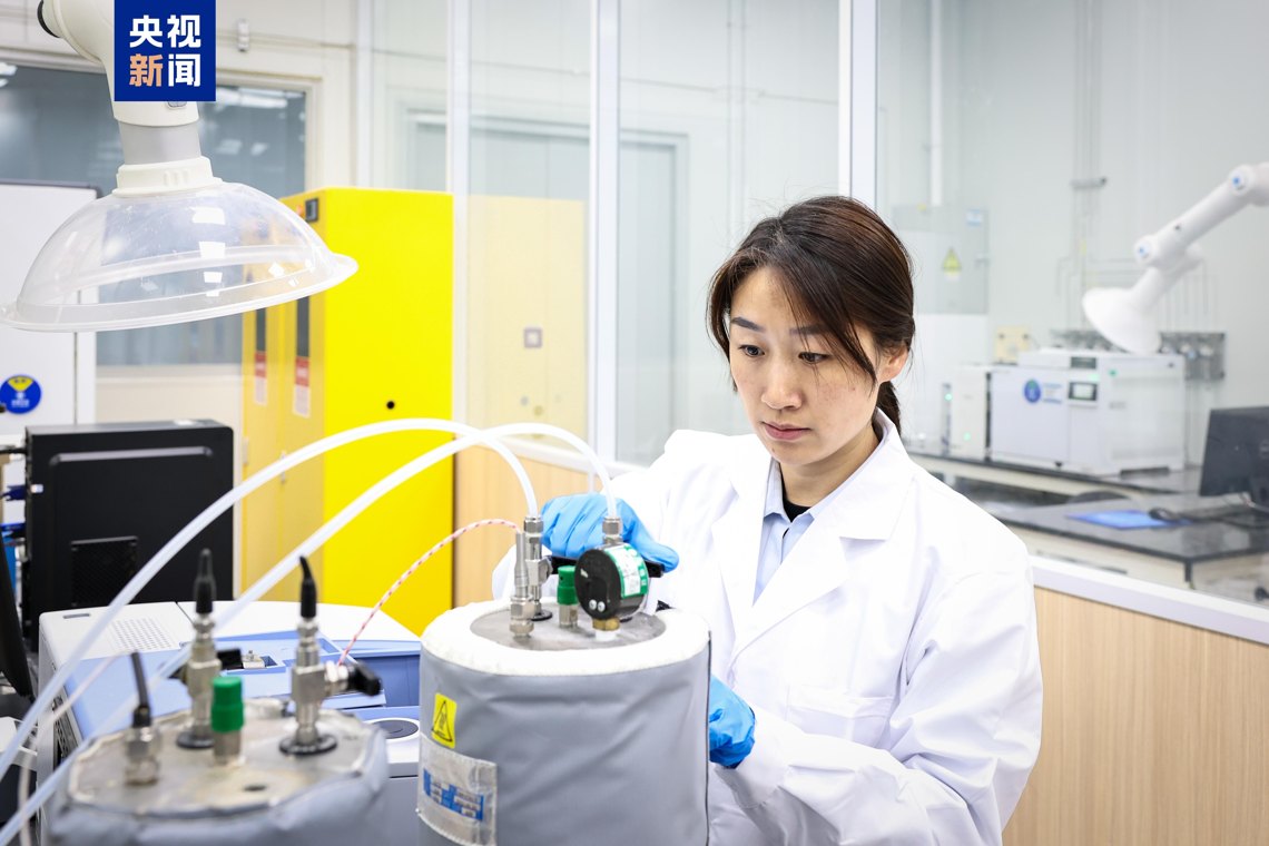 中国“纯硅”成功突破！我国攻克硅基量子芯片关键材料